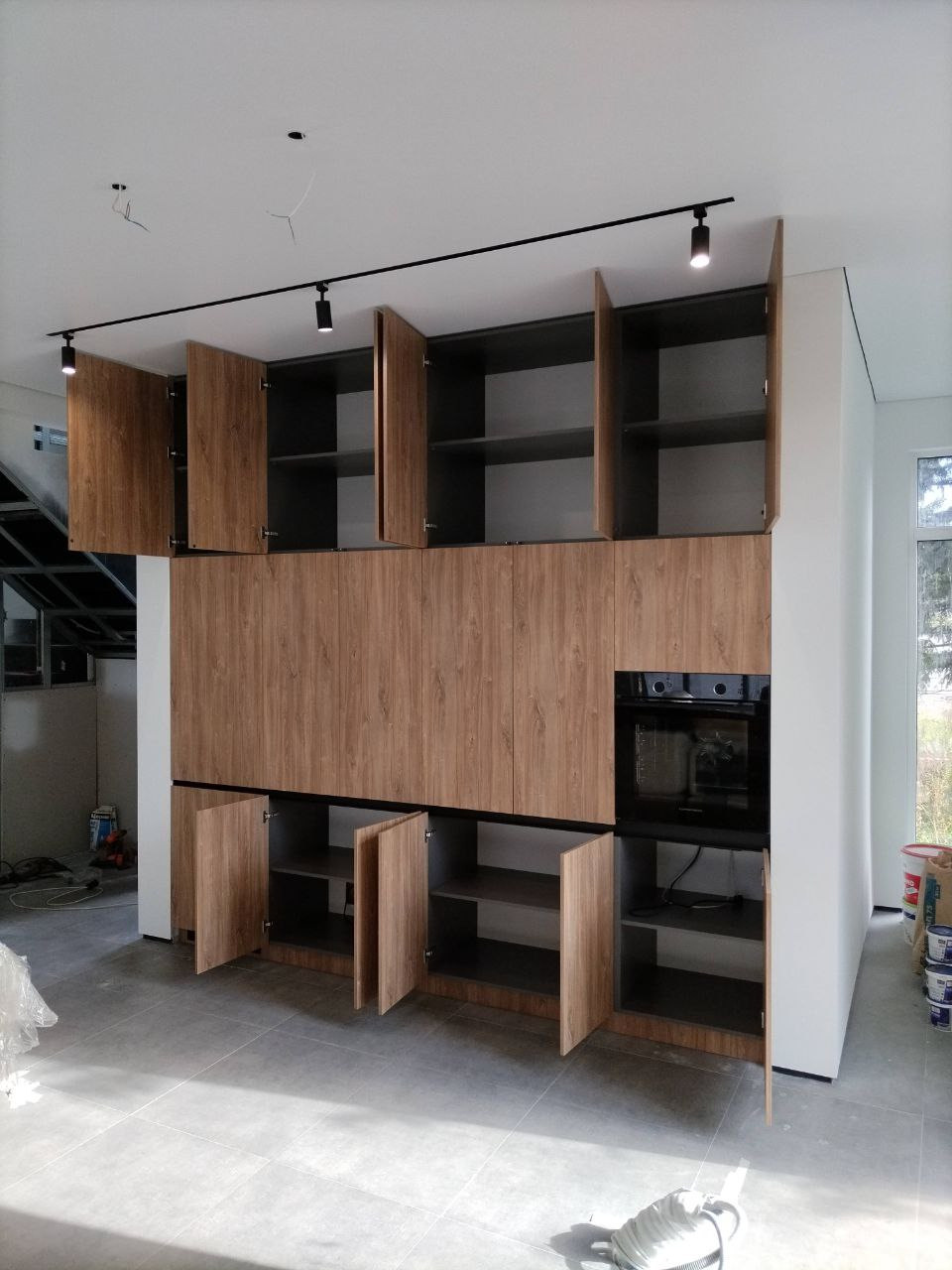 Фото с монтажа |Мебель на заказа: кухни, шкафы и т.д. в Томске. ГУДРУМ — Мебель на заказ в Томске | Кухни | Шкафы | Стулья и Столы