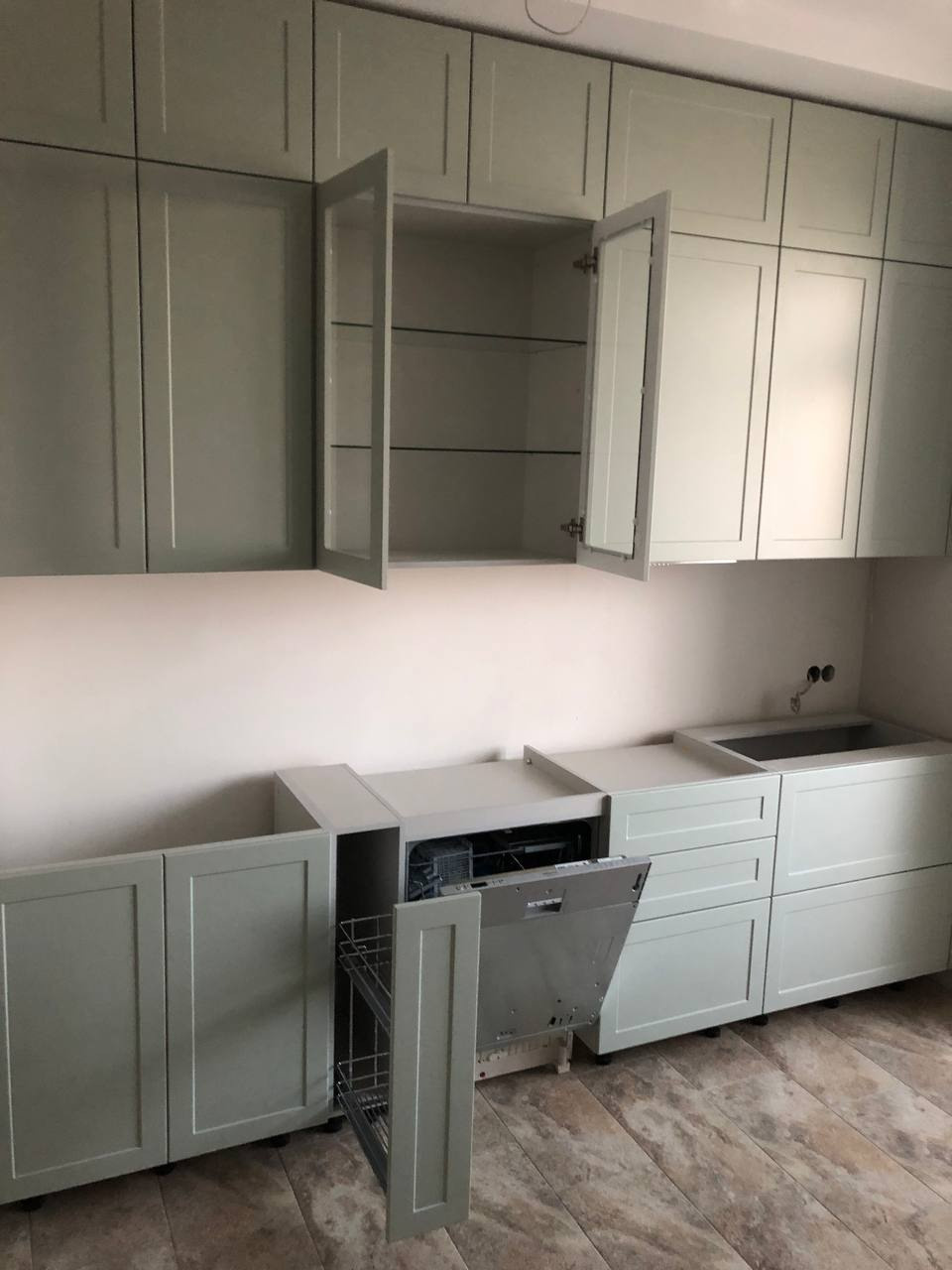 Фото с монтажа |Мебель на заказа: кухни, шкафы и т.д. в Томске. ГУДРУМ — Мебель на заказ в Томске | Кухни | Шкафы | Стулья и Столы