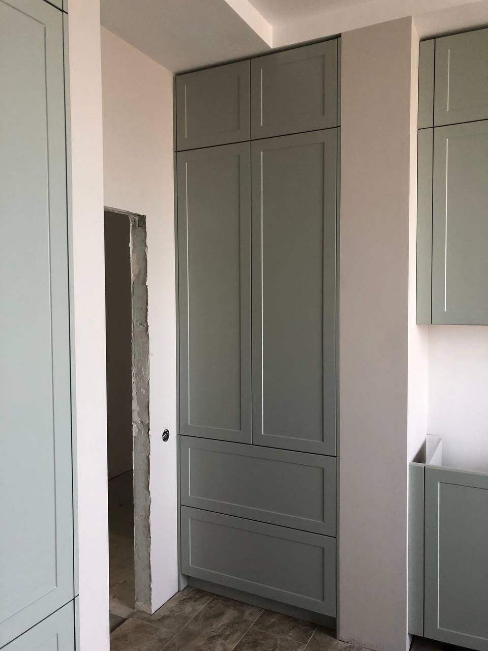 Фото с монтажа |Мебель на заказа: кухни, шкафы и т.д. в Томске. ГУДРУМ — Мебель на заказ в Томске | Кухни | Шкафы | Стулья и Столы