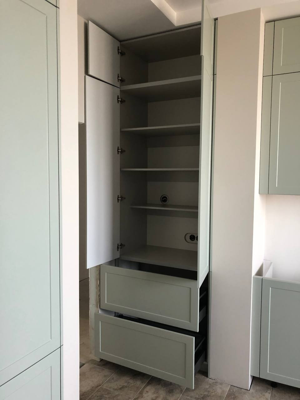 Фото с монтажа |Мебель на заказа: кухни, шкафы и т.д. в Томске. ГУДРУМ — Мебель на заказ в Томске | Кухни | Шкафы | Стулья и Столы