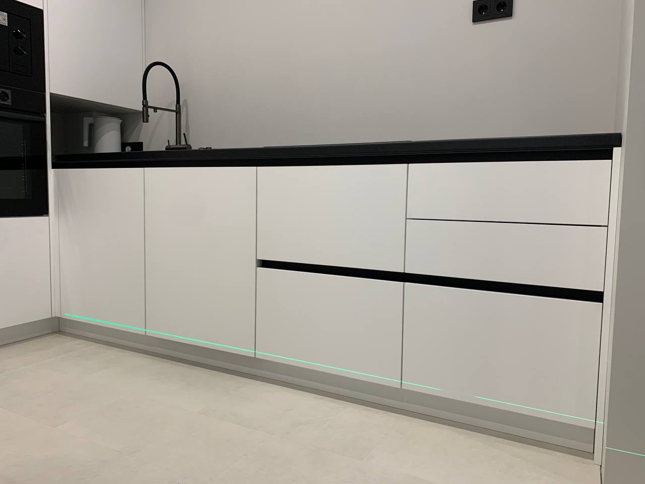 Фото с монтажа |Мебель на заказа: кухни, шкафы и т.д. в Томске. ГУДРУМ — Мебель на заказ в Томске | Кухни | Шкафы | Стулья и Столы