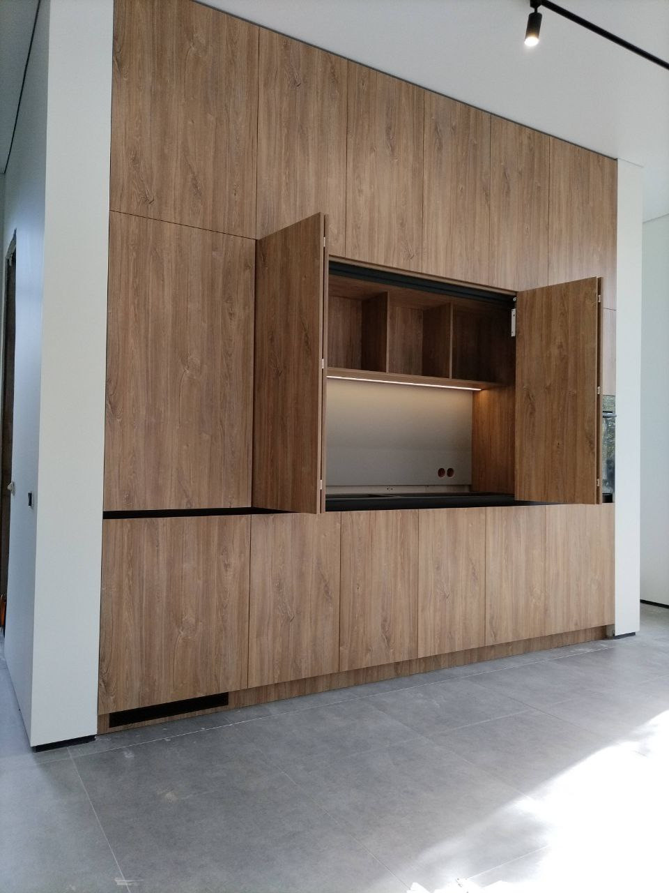 Фото с монтажа |Мебель на заказа: кухни, шкафы и т.д. в Томске. ГУДРУМ — Мебель на заказ в Томске | Кухни | Шкафы | Стулья и Столы