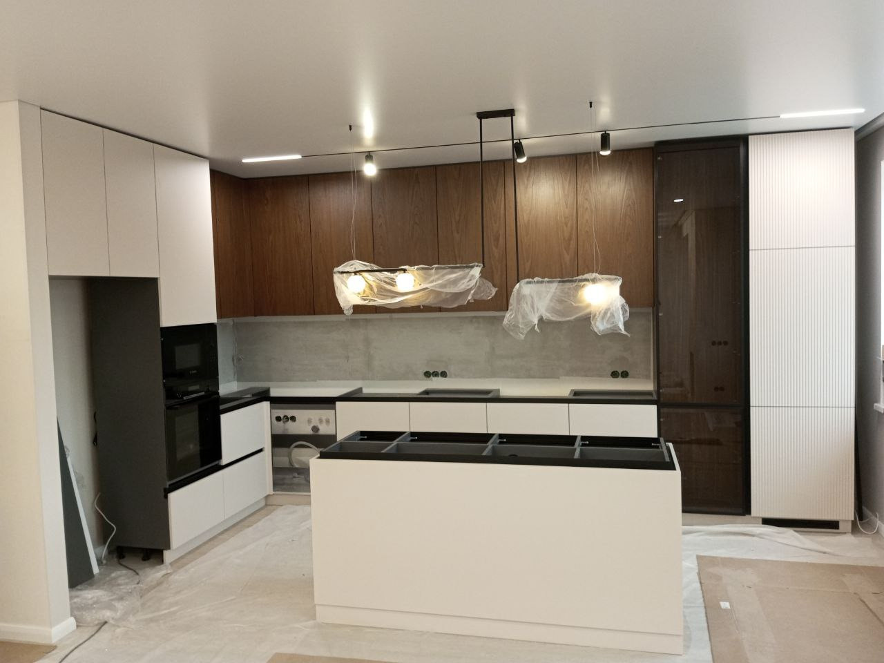 Фото с монтажа |Мебель на заказа: кухни, шкафы и т.д. в Томске. ГУДРУМ — Мебель на заказ в Томске | Кухни | Шкафы | Стулья и Столы