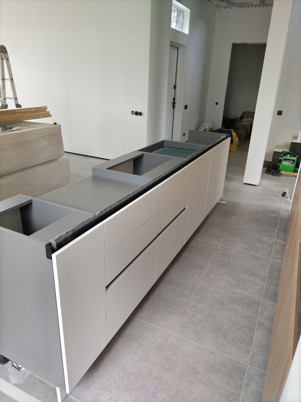 Фото с монтажа |Мебель на заказа: кухни, шкафы и т.д. в Томске. ГУДРУМ — Мебель на заказ в Томске | Кухни | Шкафы | Стулья и Столы