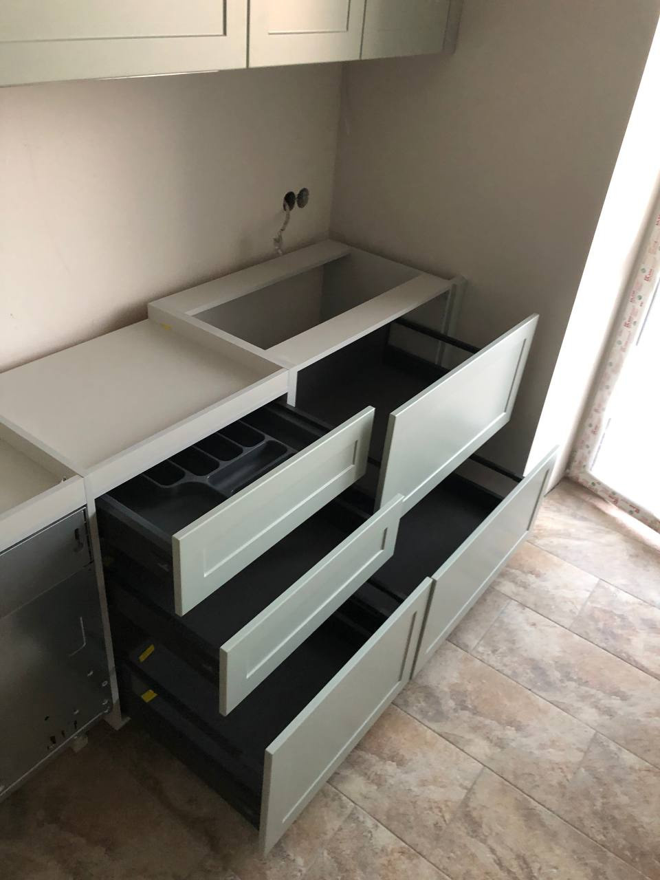 Фото с монтажа |Мебель на заказа: кухни, шкафы и т.д. в Томске. ГУДРУМ — Мебель на заказ в Томске | Кухни | Шкафы | Стулья и Столы