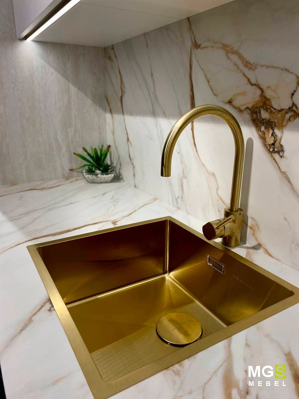 Рабочая поверхность кухни, столешница под раковину