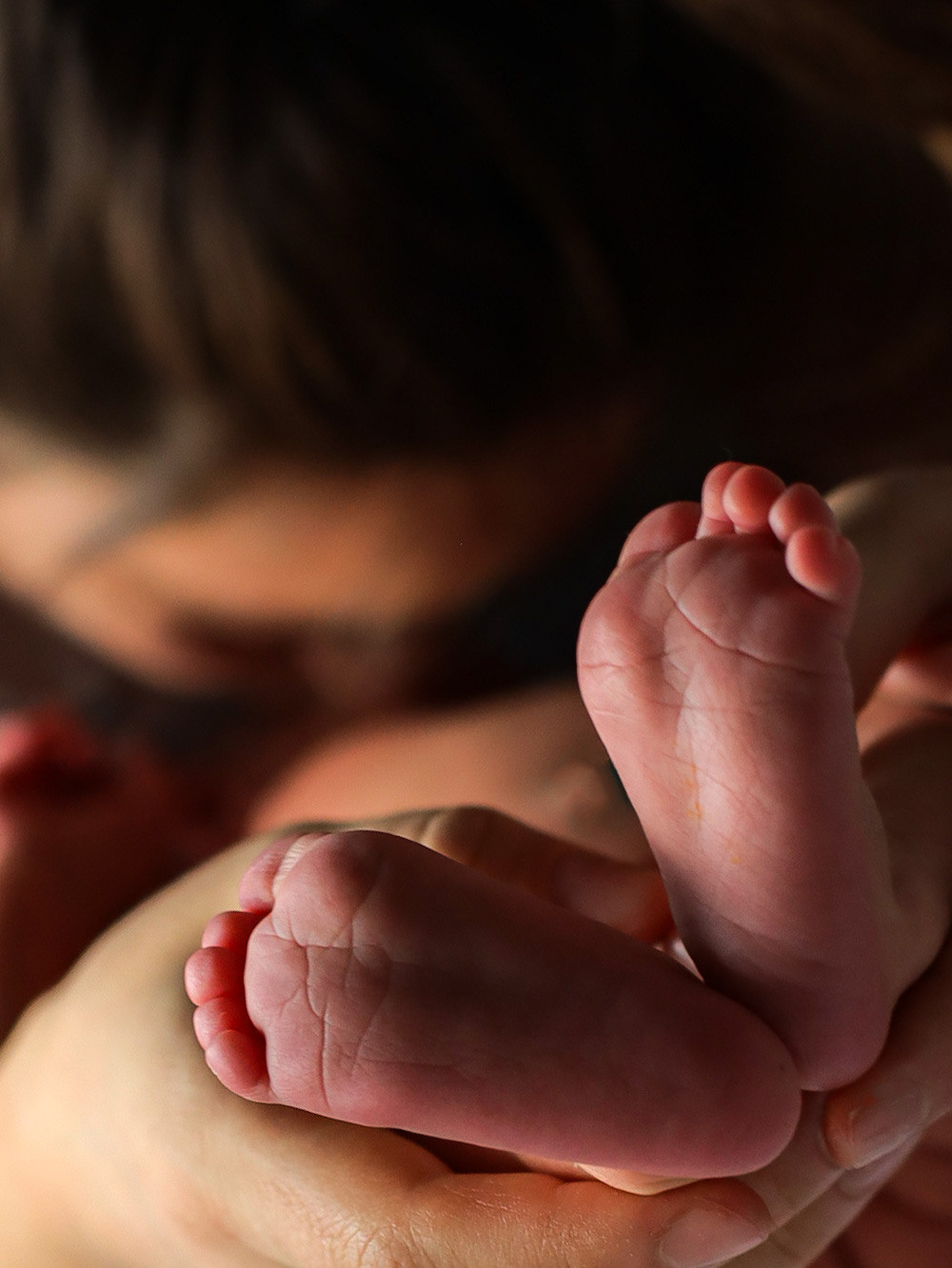 молодая мамочка и пяточки новорожденного 