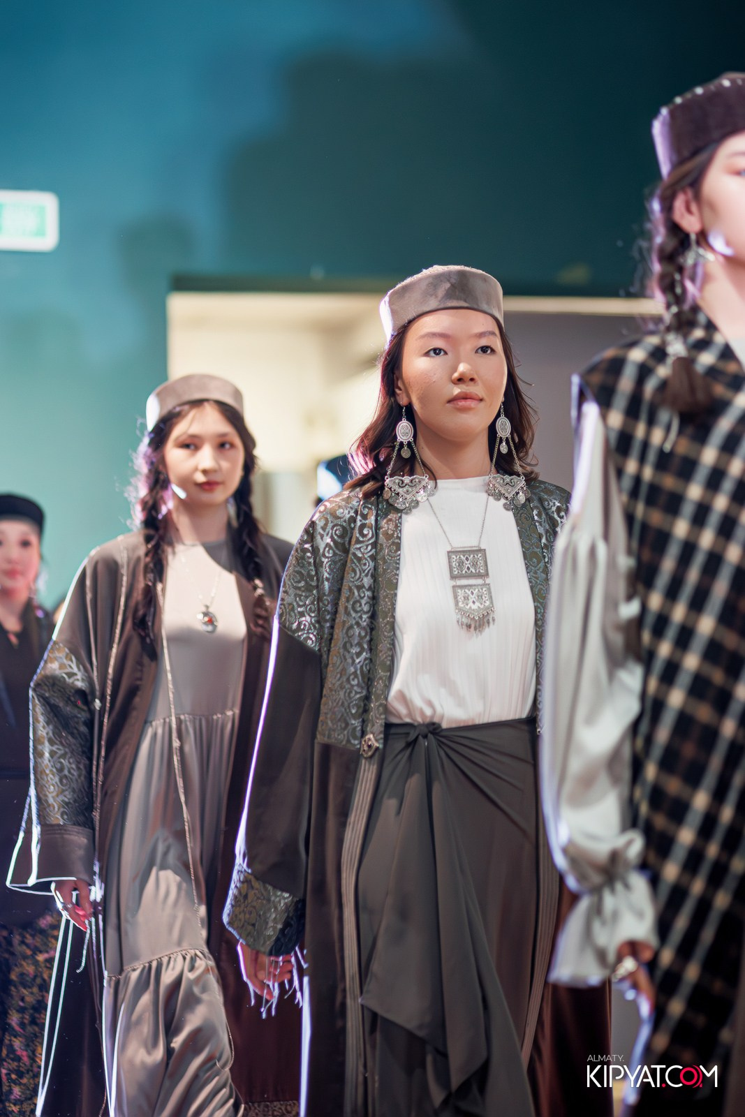 FASHION ПОКАЗ, КАЗАХСКОЙ НАЦИОНАЛЬНОЙ ОДЕЖДЫ. КИПЯТКОМ АЛМАТЫ!