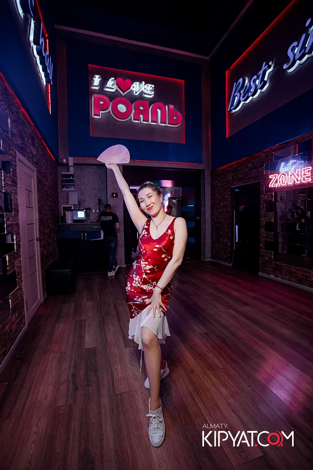 КАРАОКЕ-БАР РОЯЛЬ НА НУРМАКОВА. КИПЯТКОМ АЛМАТЫ!