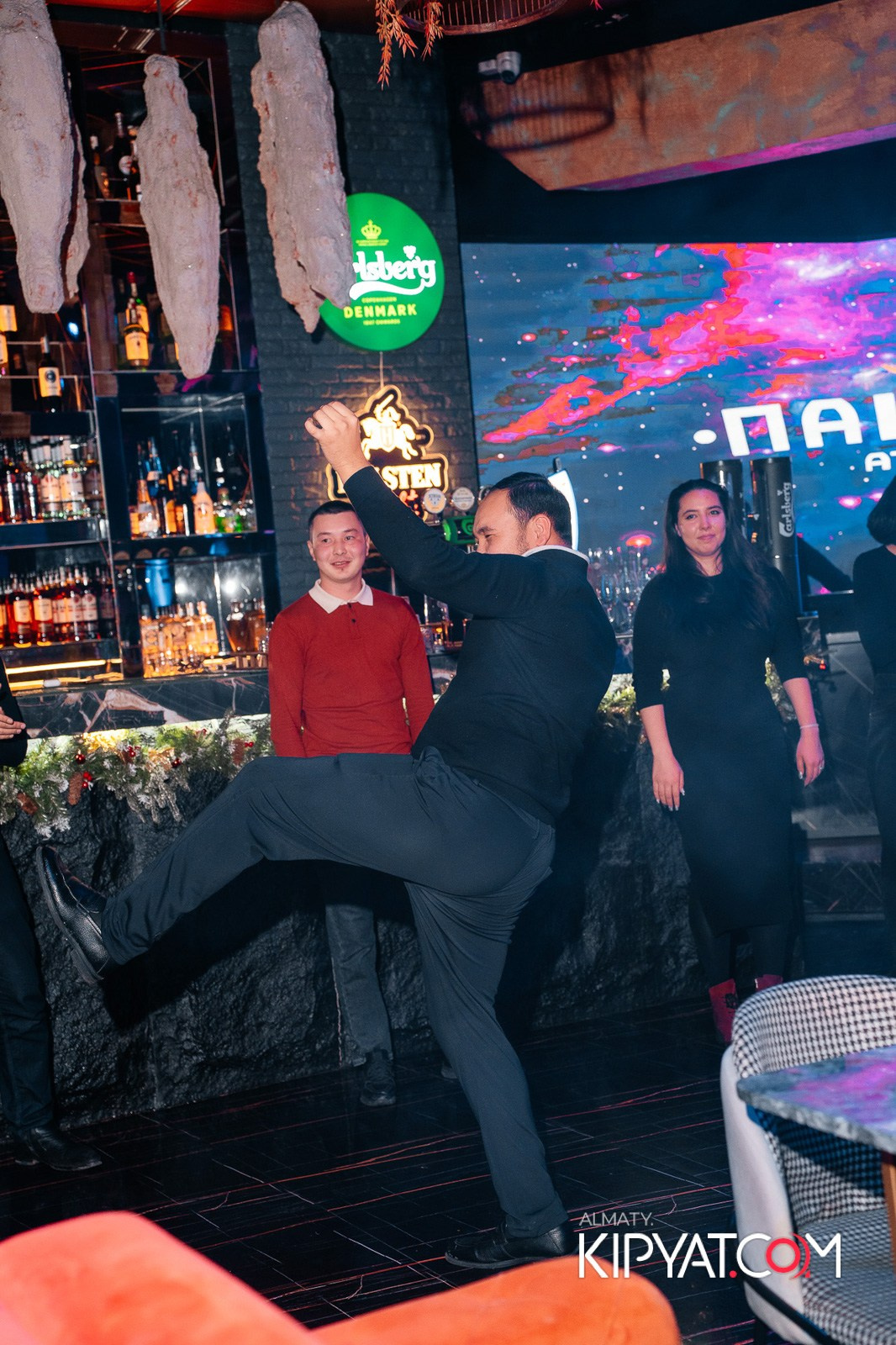 БАР ПАНАЕХАЛИ НА ТОЛЕ БИ. КИПЯТКОМ АЛМАТЫ!