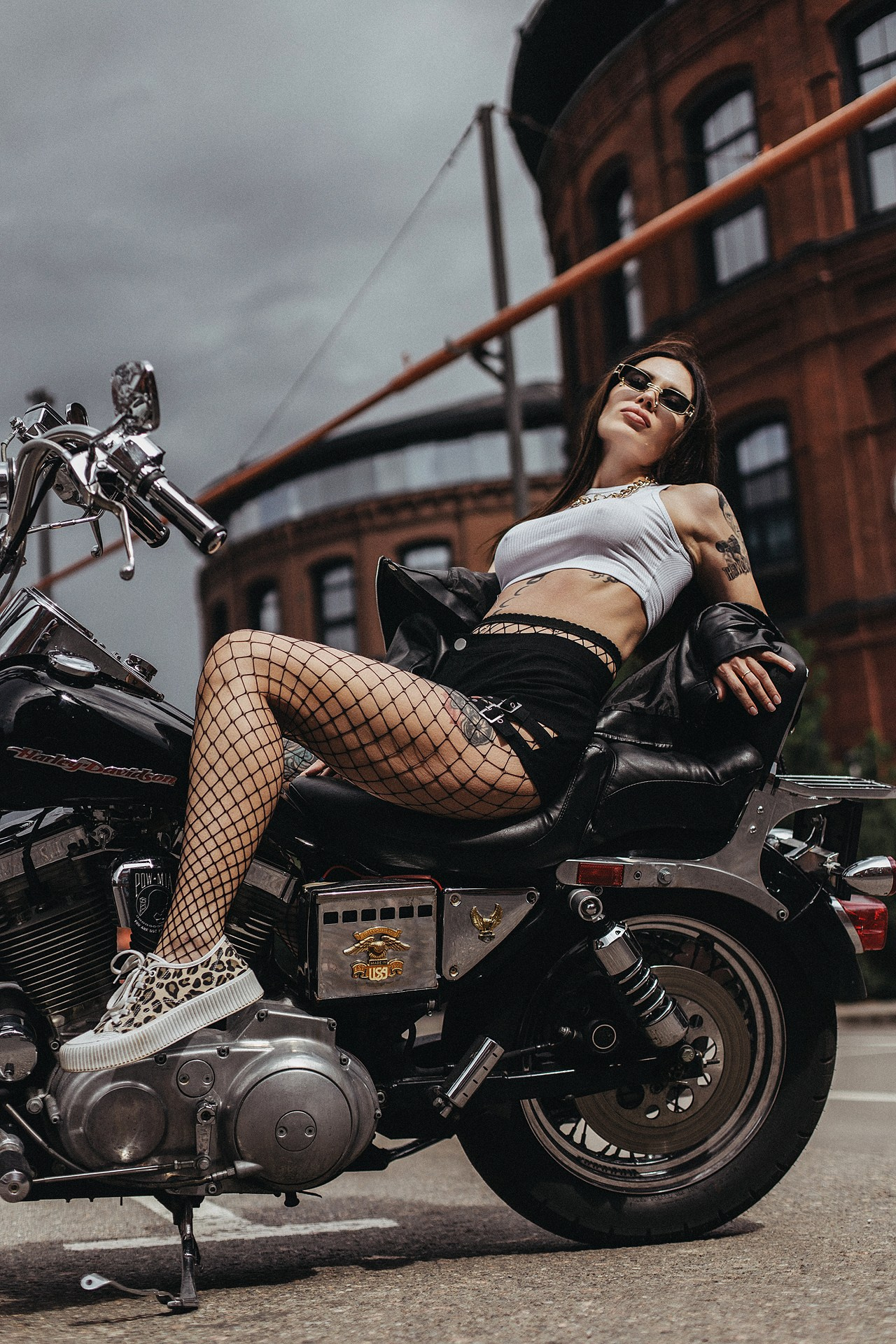 Профессиональная фотосессия девушки с байком в Москве