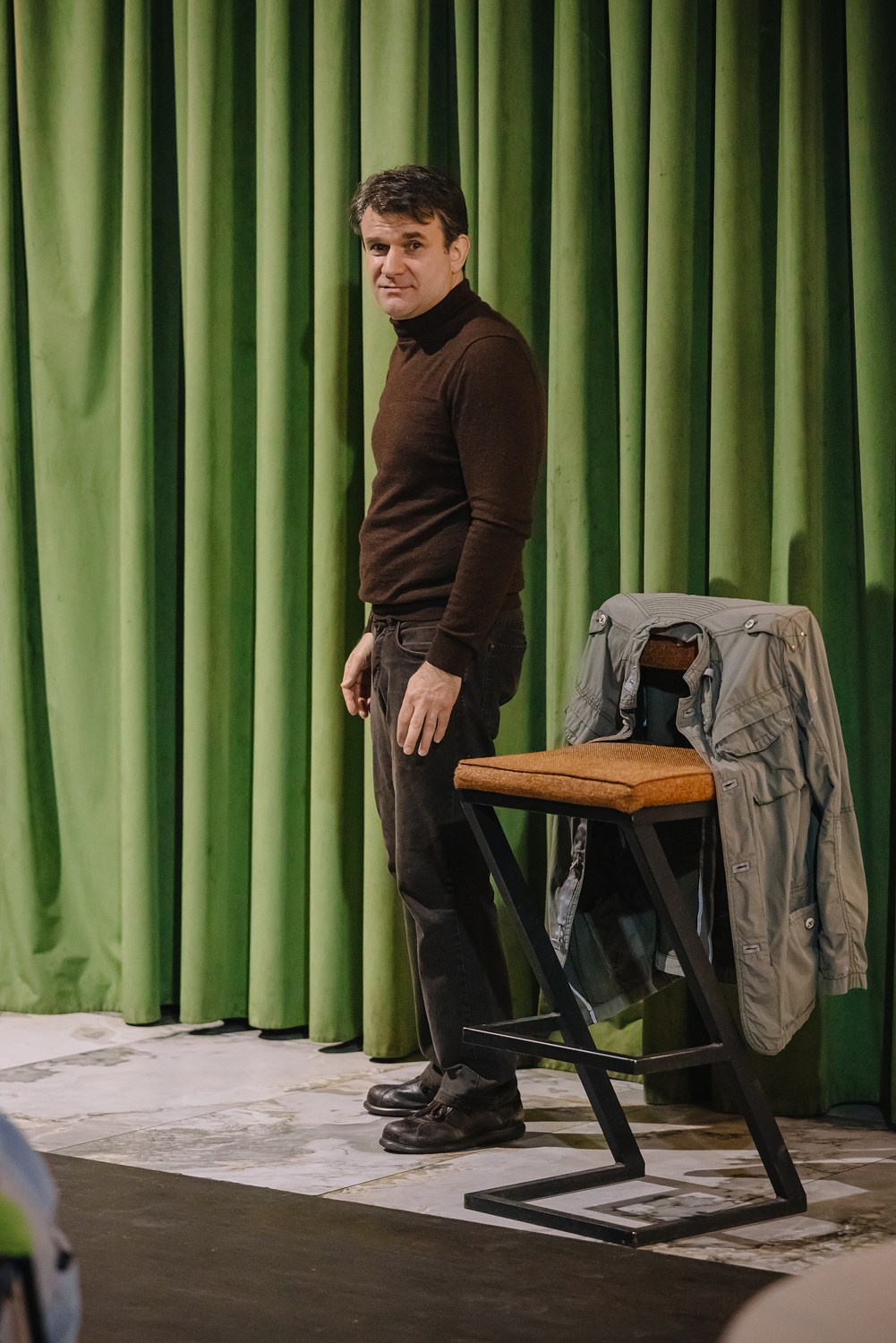 «Истории из чемодана | Довлатов», Леонид Таранов. Фотограф Михаил Ряховский