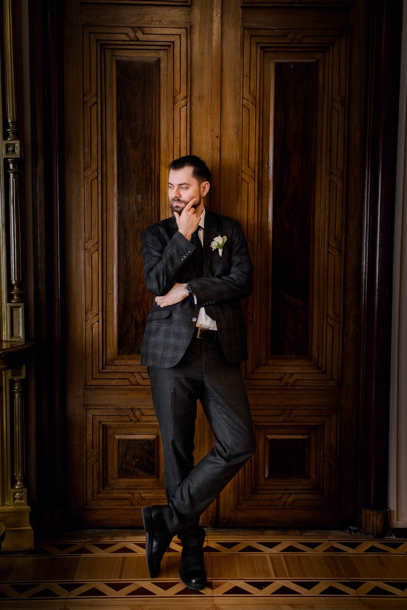 Жених в интерьере в ЗАГСе на фурштатской СПб.