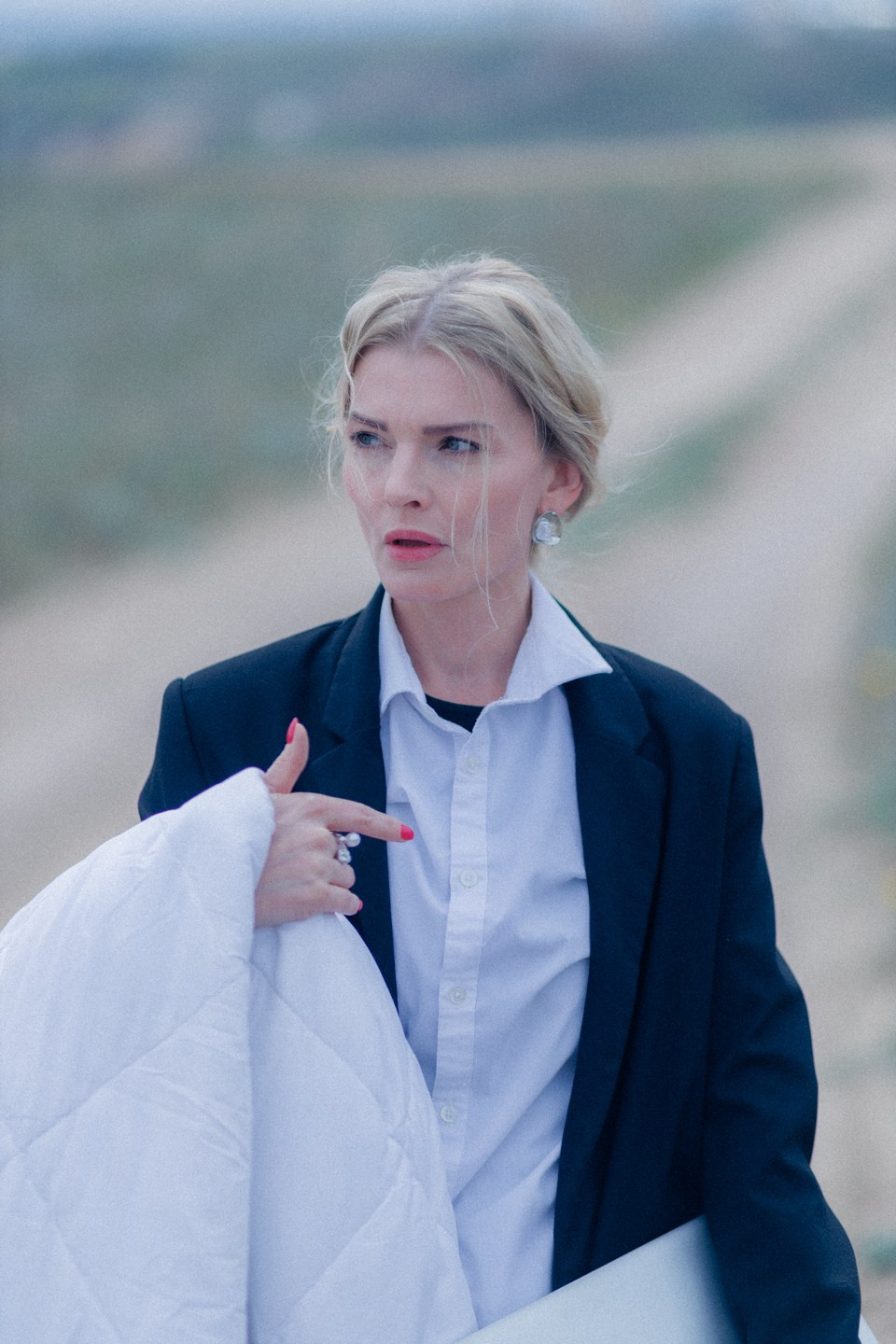 Скалы Капчагая. Я снимал историю, где героиня отягощенная жизненными обстоятельствами, перезагружается, оставляя весь накопленный негатив. Dmitriigoliapov.ru