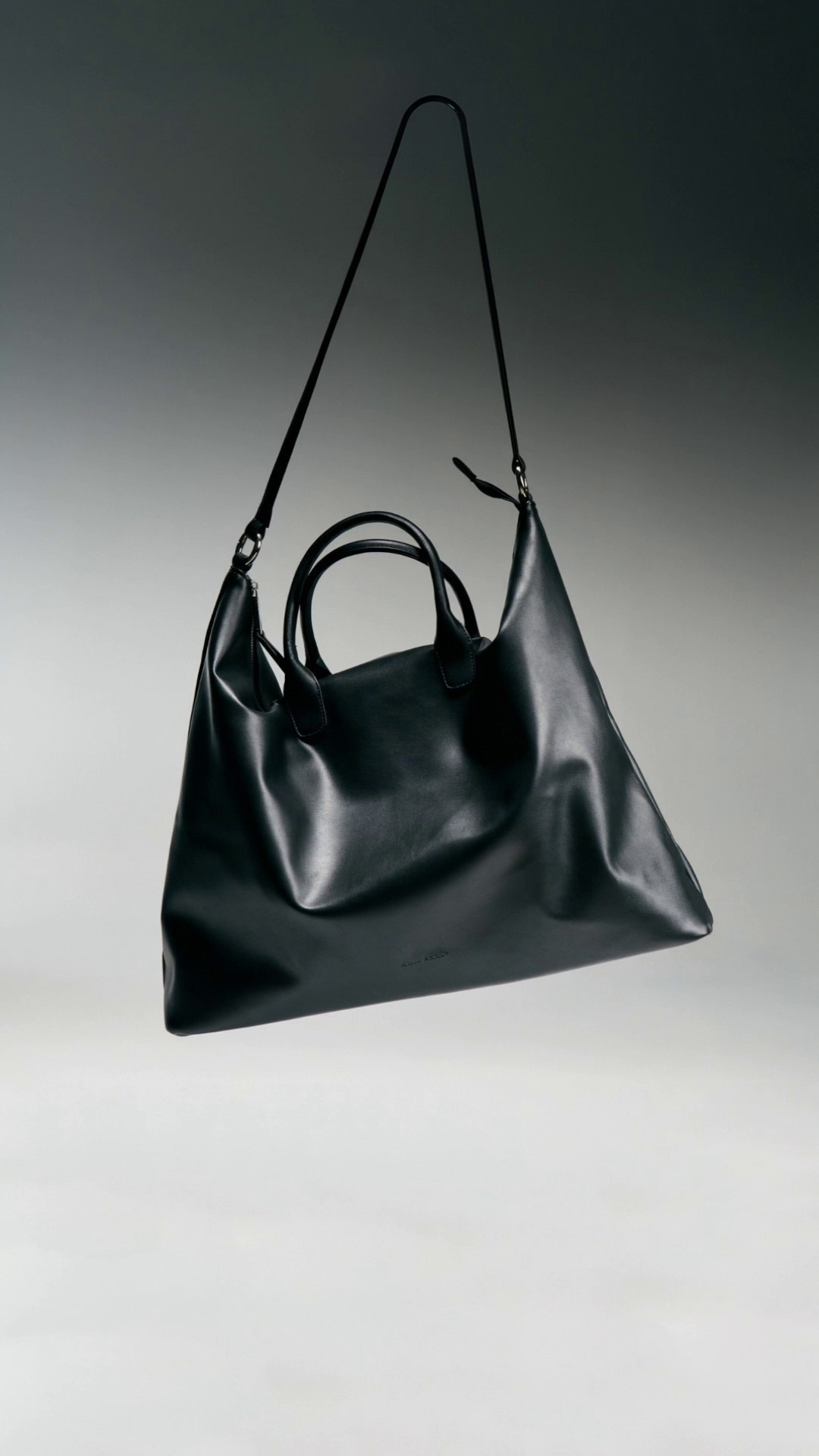 AI. Я Саша, креативный продюсер и арт-директор из Москвы. Придумываю, собираю и запускаю визуальные проекты