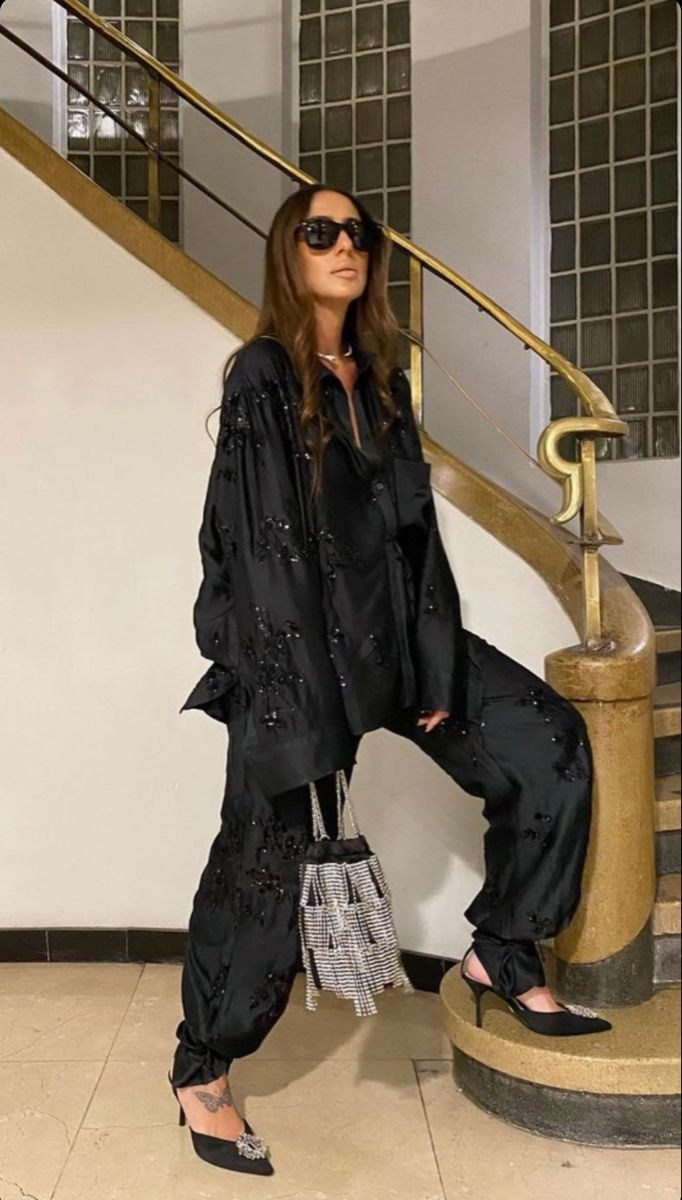 Еще один модный образ для женщин на Новый год 2026 — яркие и универсальные идеи праздничной одежды. elegantnyj-obraz-Chernyj-kostyum-v-pizhamnom-stile-s-pajetkami-obemnaya-rubashka-i-svobodnye-bryuki-vechernij-obraz-dlya-ambicioznyh-zhenshin.