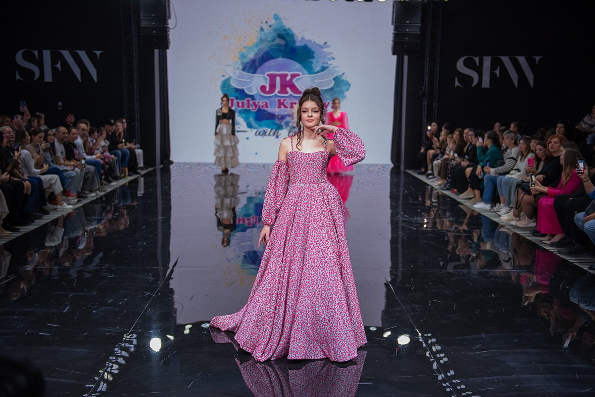SochiFashionWeek2024 дизайнер Юлия Крылова. Семейный и коммерческий фотограф в Сочи Александр Бодунов