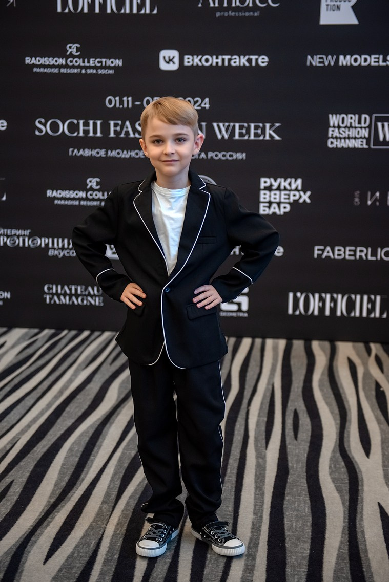 SochiFashionWeek2024 дизайнер Юлия Крылова. Семейный и коммерческий фотограф в Сочи Александр Бодунов