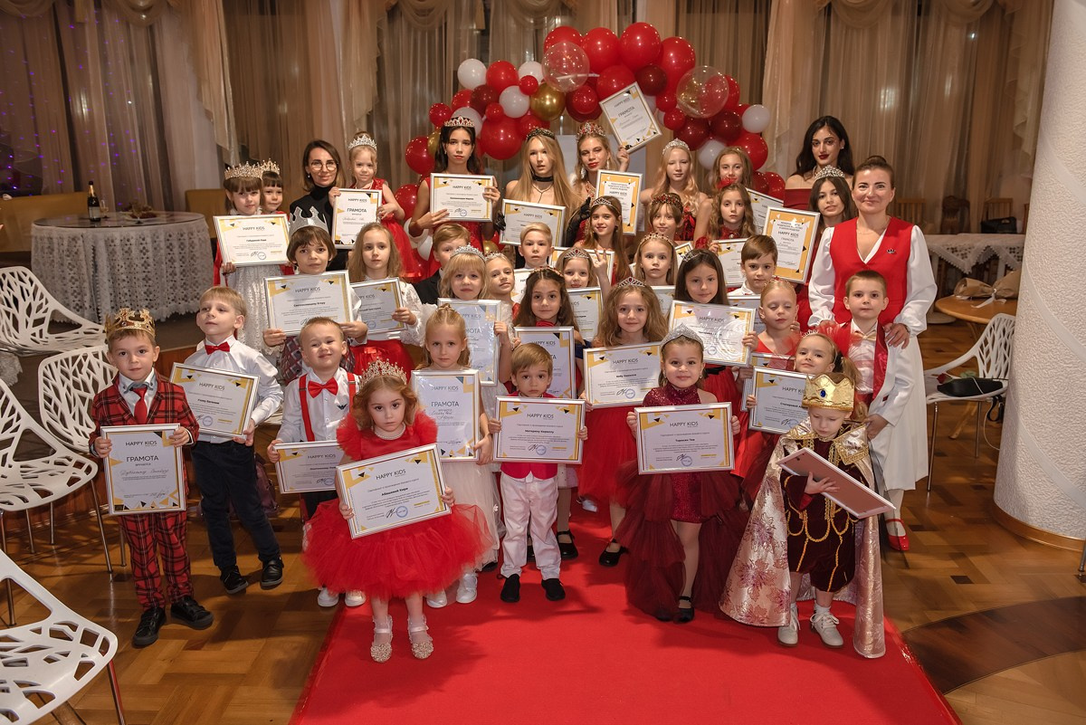 Выпускной в детской школе моделей HAPPYkids 2024. Семейный и коммерческий фотограф в Сочи Александр Бодунов