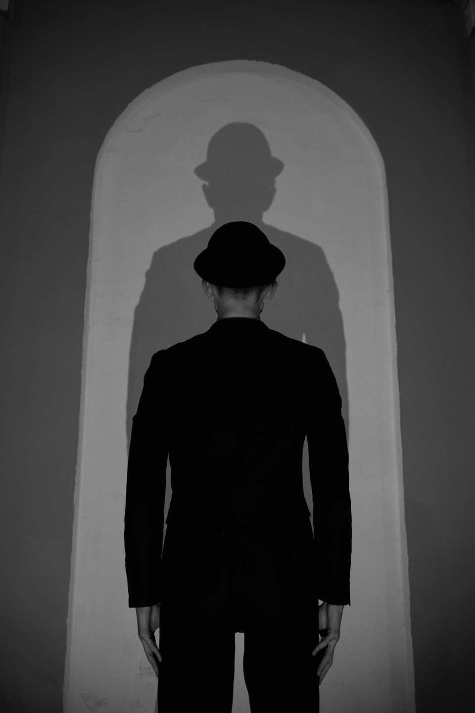 Фото со спины отражающего силует парня 