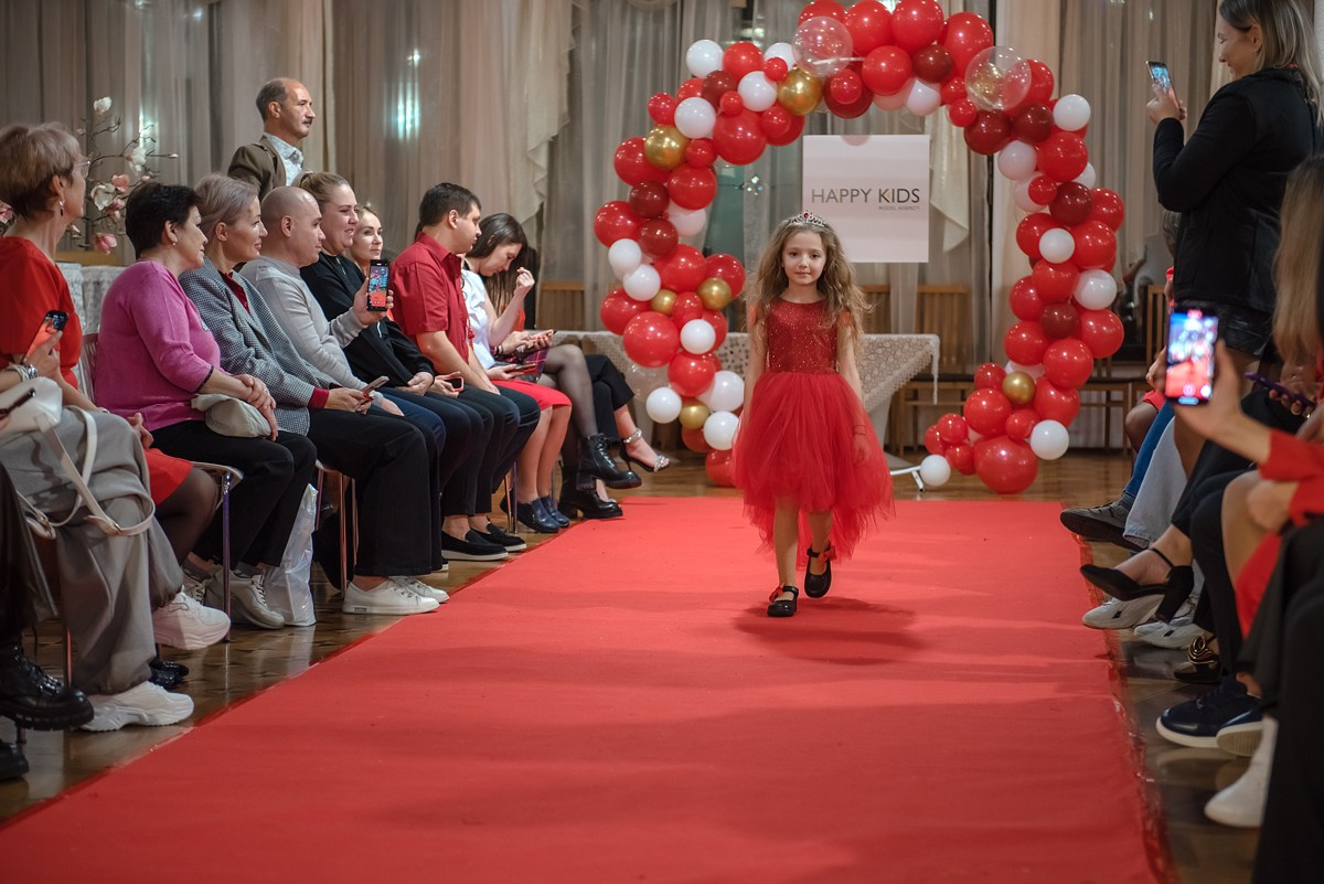 Выпускной в детской школе моделей HAPPYkids 2024. Семейный и коммерческий фотограф в Сочи Александр Бодунов