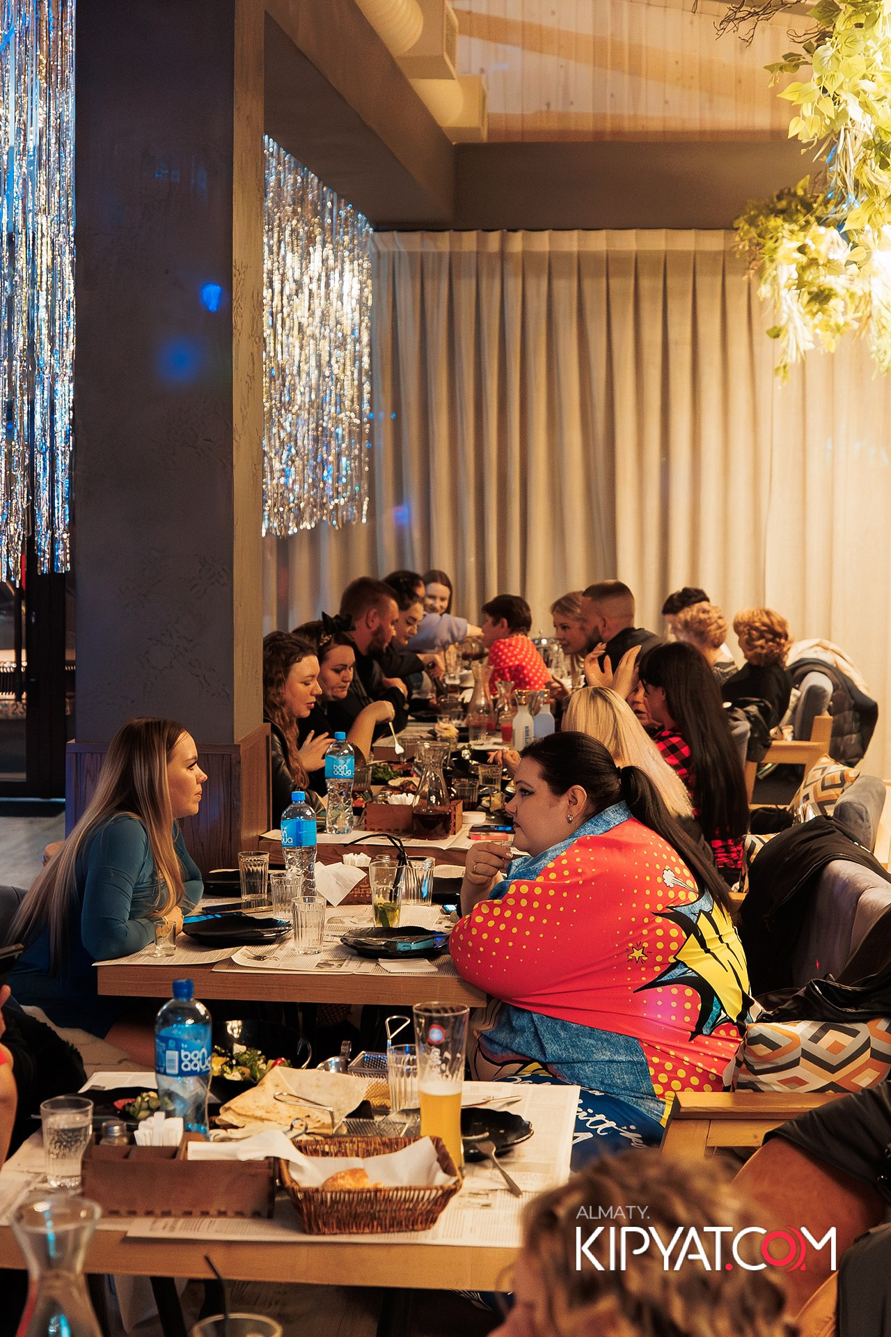 ВЕЧЕРИНКА 90Х КАФЕ CARAFE. КИПЯТКОМ АЛМАТЫ! Фотосъемка мероприятий в Алматы