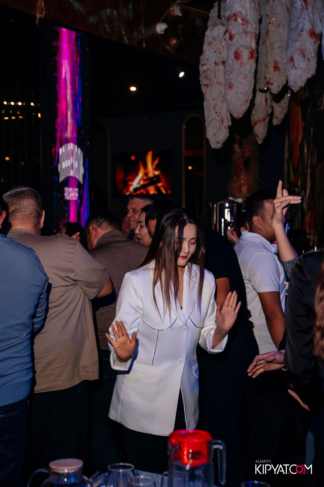 БАР ПАНАЕХАЛИ НА ТОЛЕ БИ. КИПЯТКОМ АЛМАТЫ!