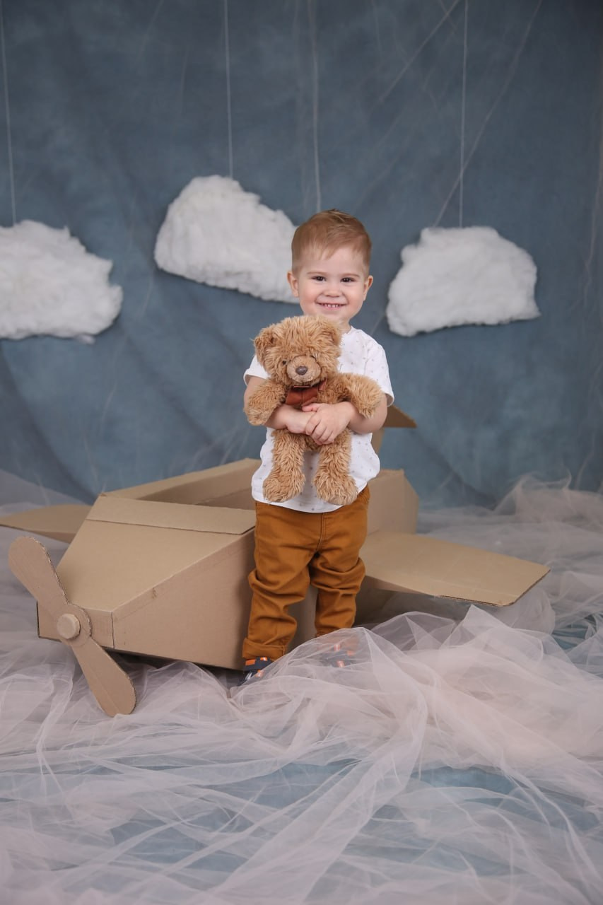 Общее фото в детском саду с выездным реквизитом в Тюмени. Выпускные альбомы в Тюмени для школ, садов, вузов спортивных секций