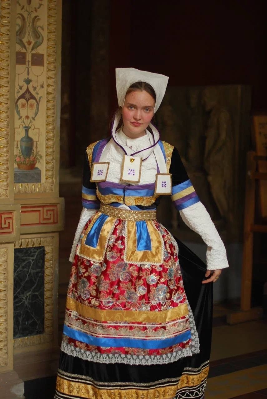 Французский народный. Костюмер, художник кино и телевидения в спб