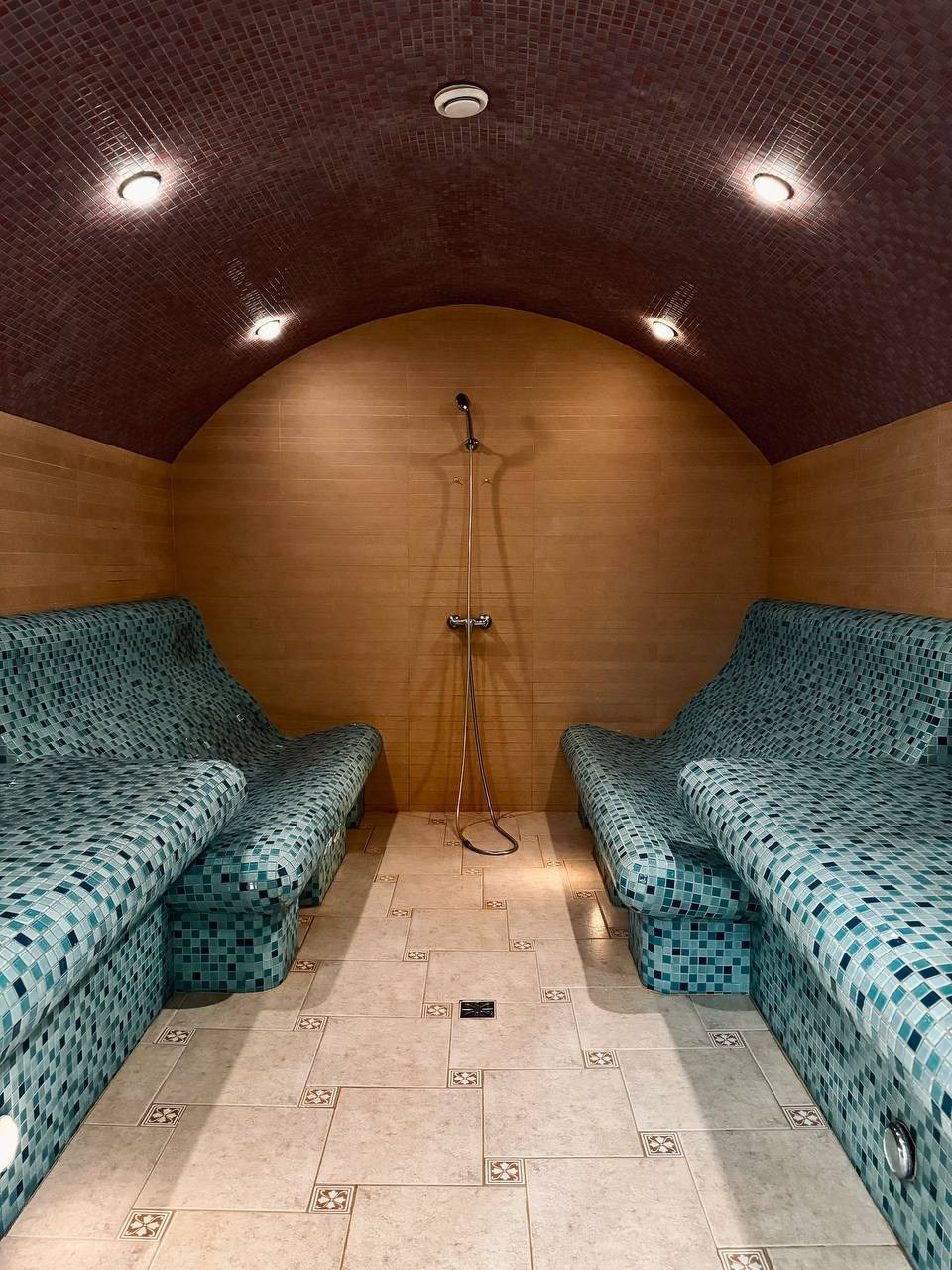 Сауна с джакузи, водопадом, большим и теплым бассейном, хаммамом в ClubHouse в