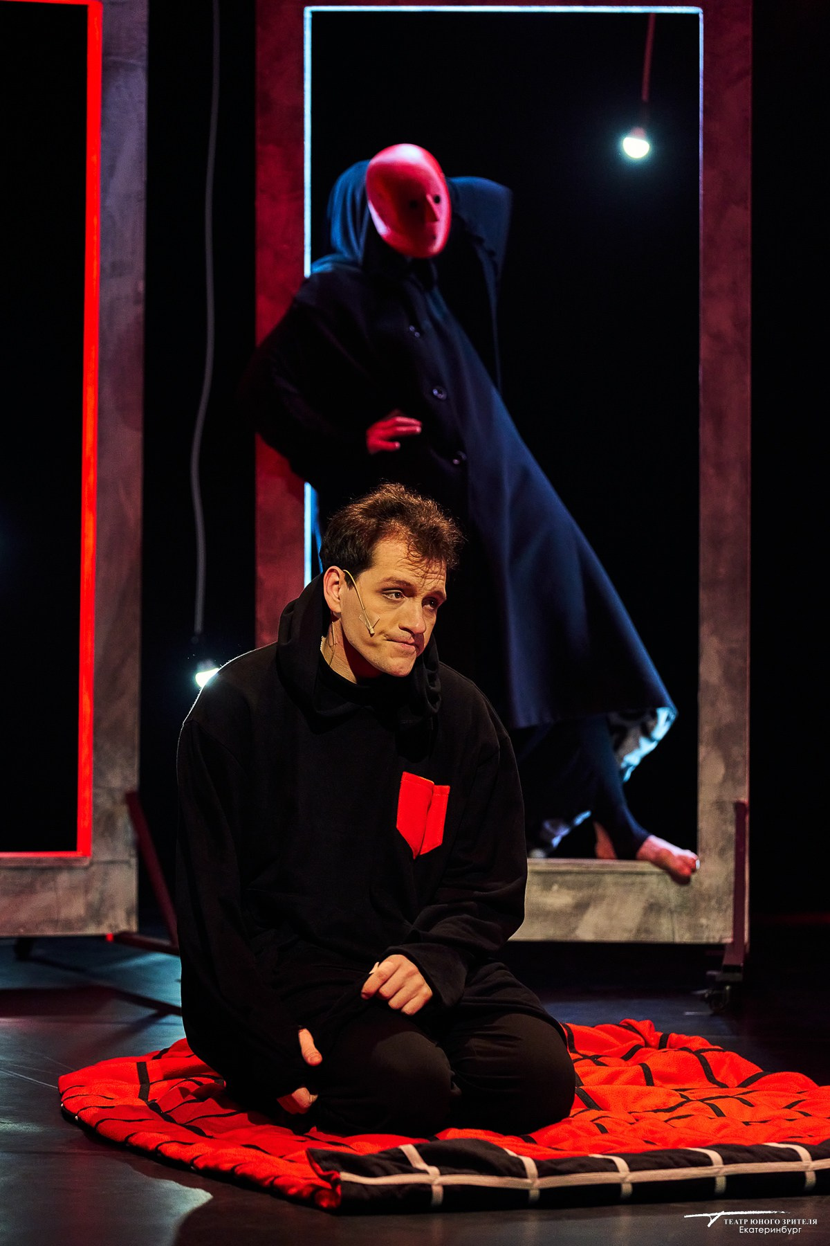 Спектакль «Старуха». Художник по свету Максим Сергачев