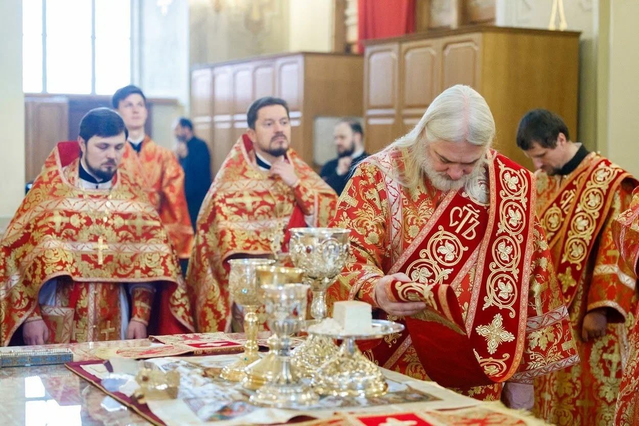 Благочинный Северо-Западного округа принял участие в Архиерейском Богослужении в соборе Покрова Пресвятой Богородицы. Саратовское Северо-Западное благочиние