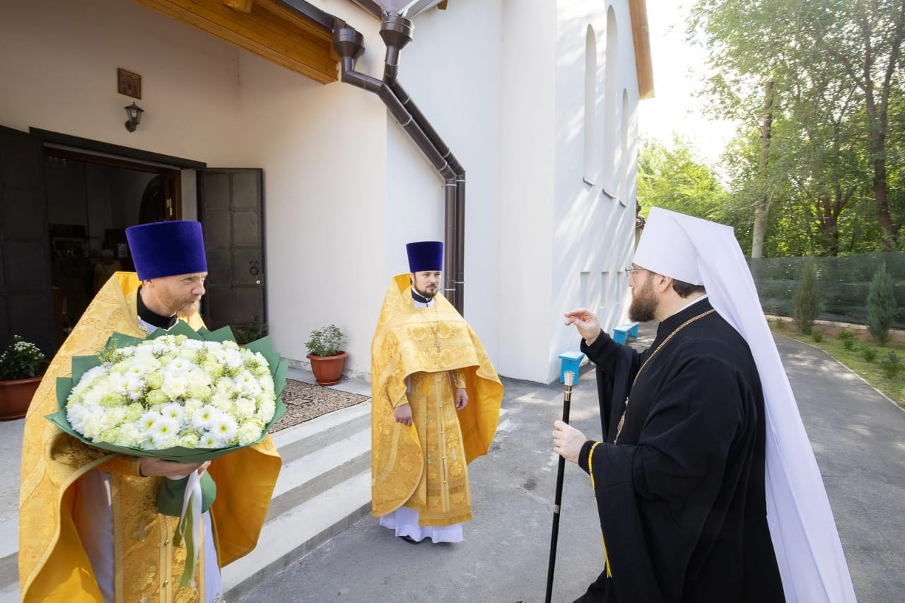 Митрополит Игнатий совершил божественную литургию в храме Всех скорбящих Радость. Саратовское Северо-Западное благочиние