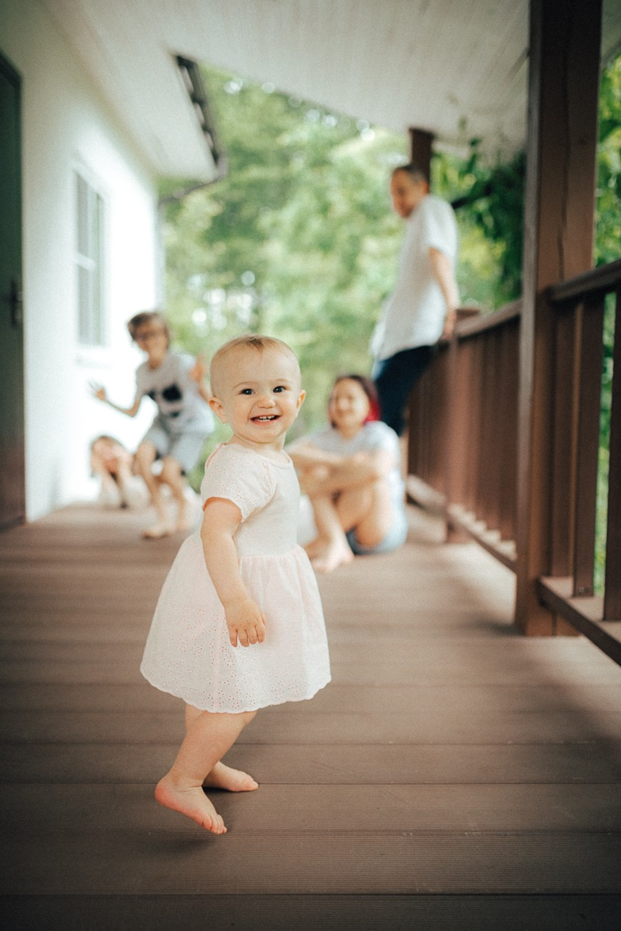 Коля, Ксюша, Саша, Андрей, Кира и бабушки | на даче