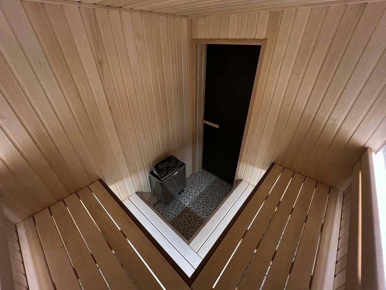 Просторная и светлая сауна в Шаглино выполнена из ароматной липы и африканского абаши, а тепло ей дарит электрокаменка Harvia Trendi KIP. SaunaTopMasters