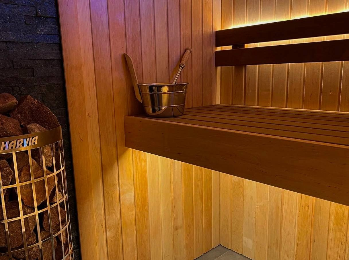 Классика STM в Рахье. Парящие полки, никаких стоек и вертикальных зашивок. Каждый сантиметр пространства должен быть полезным!. SaunaTopMasters