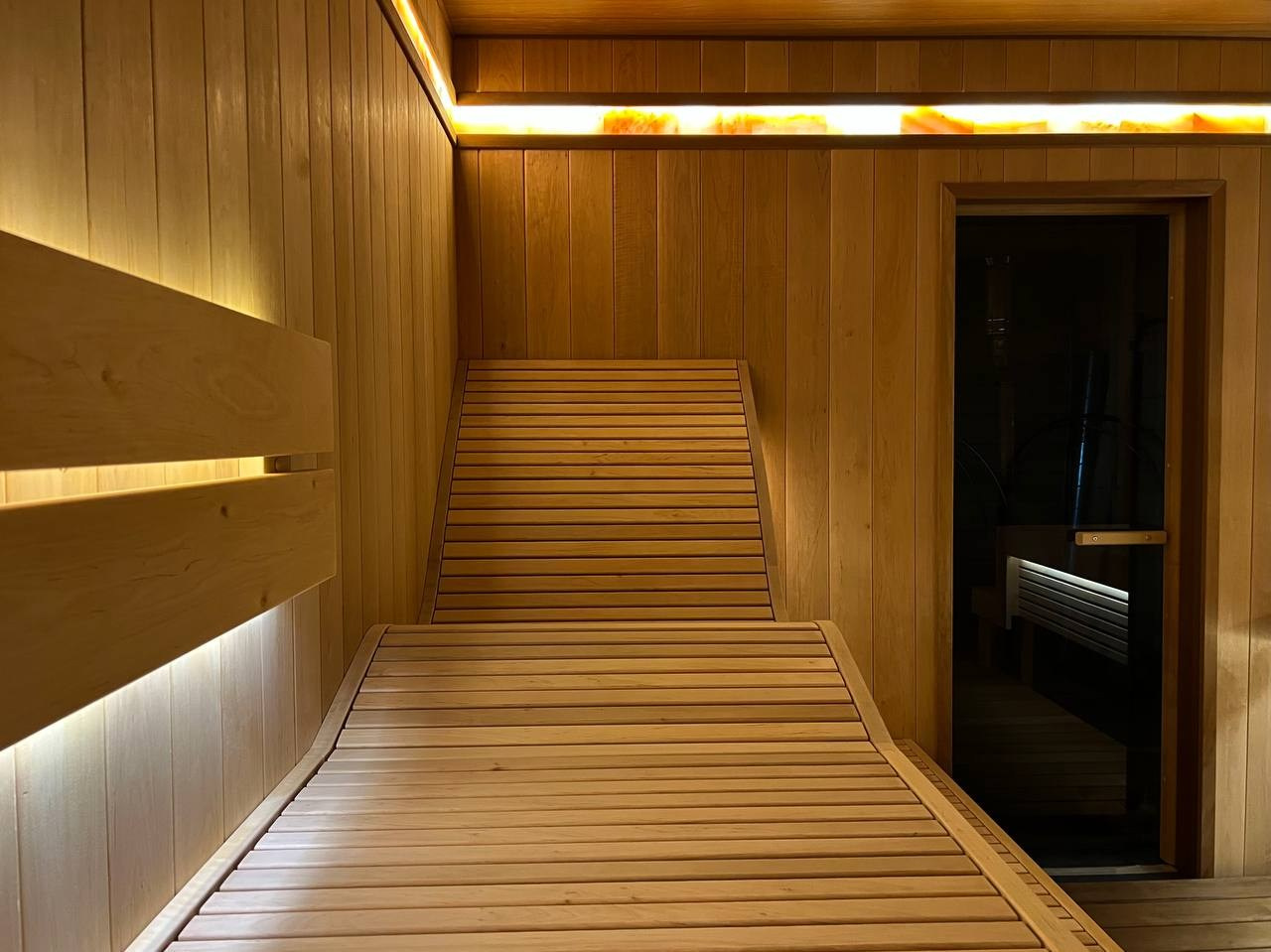 Парная в Рощино разделена на две зоны: одна с парильным столом для активного парения, вторая- с анатомическим полком для релаксации. SaunaTopMasters