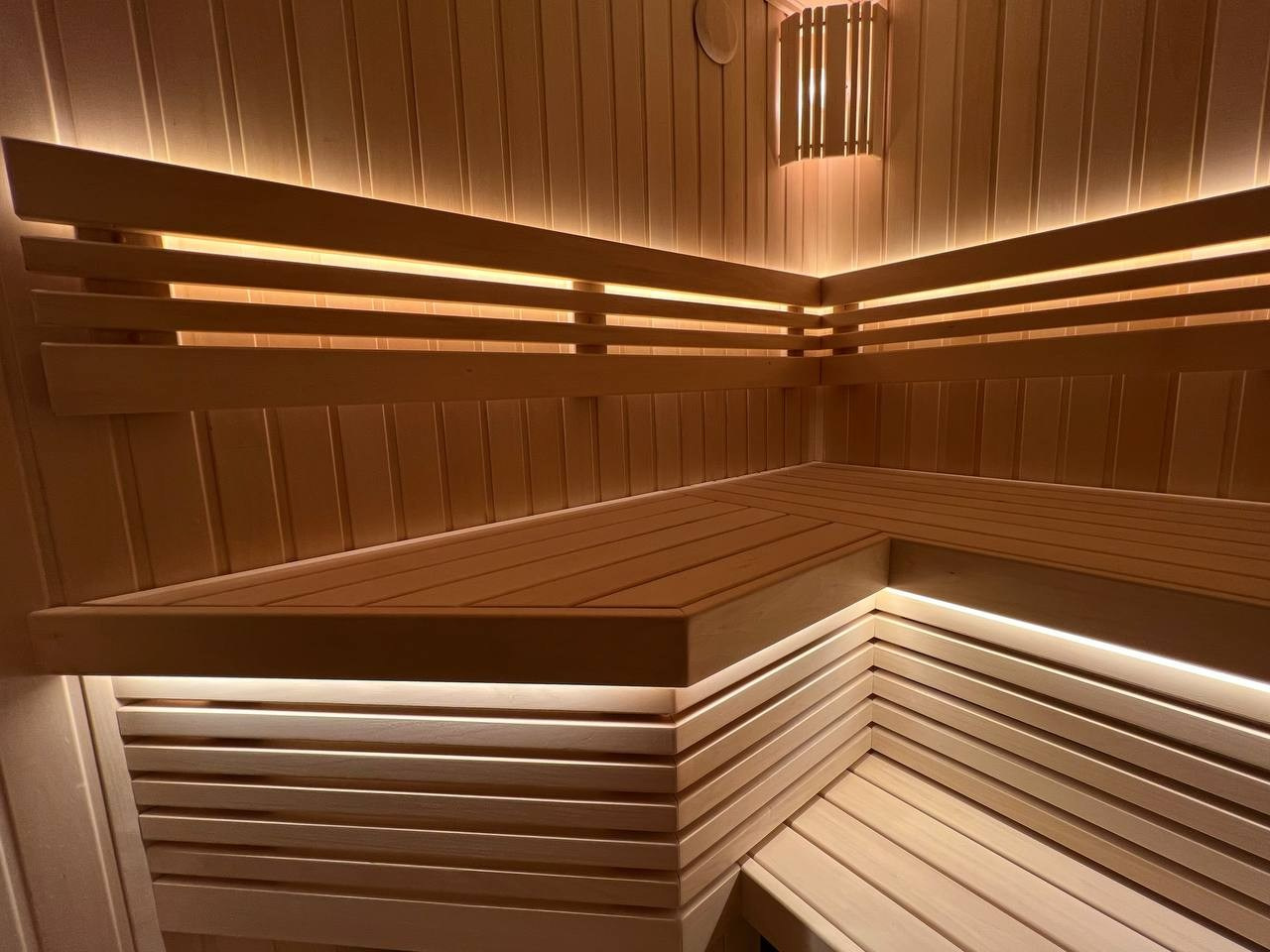 Светлая сауна в Пустынке. Выполнена в классическом стиле из липы и африканского абаши, отапливается электрокаменкой Sawo Aries. SaunaTopMasters