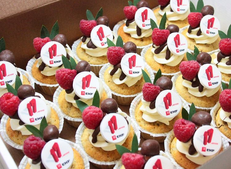 Капкейки фуршетные с логотипом. Katyasugarsugar капкейки, зефир, торты Москва