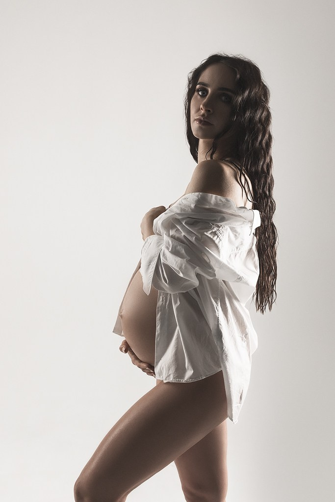 фотосессия беременной женщины в фотостудии на светлом фоне, фотография беременной в рубашке, красивая беременная женщина, обнаженная беременная женщина красивое и скромное фото, портрет беременной