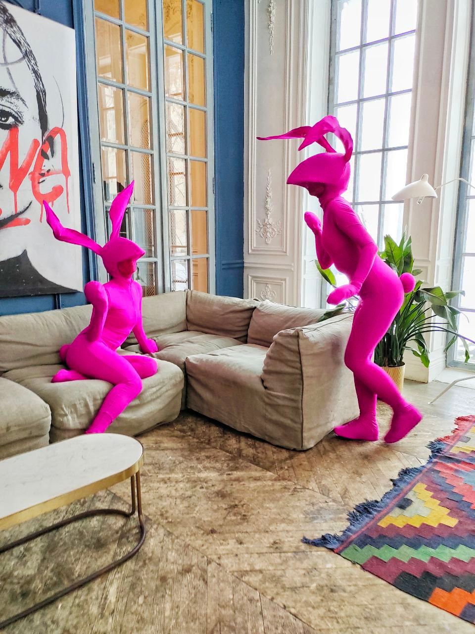 Девушки-зайчики на велком и вэлком встречают гостей.