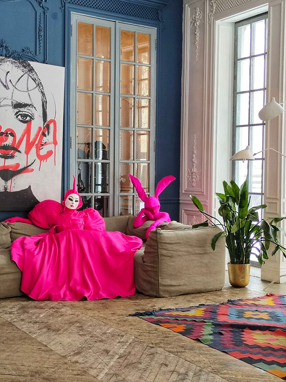 Два мима - зайчик и Фуксия сидят на диване с гостями мероприятия.