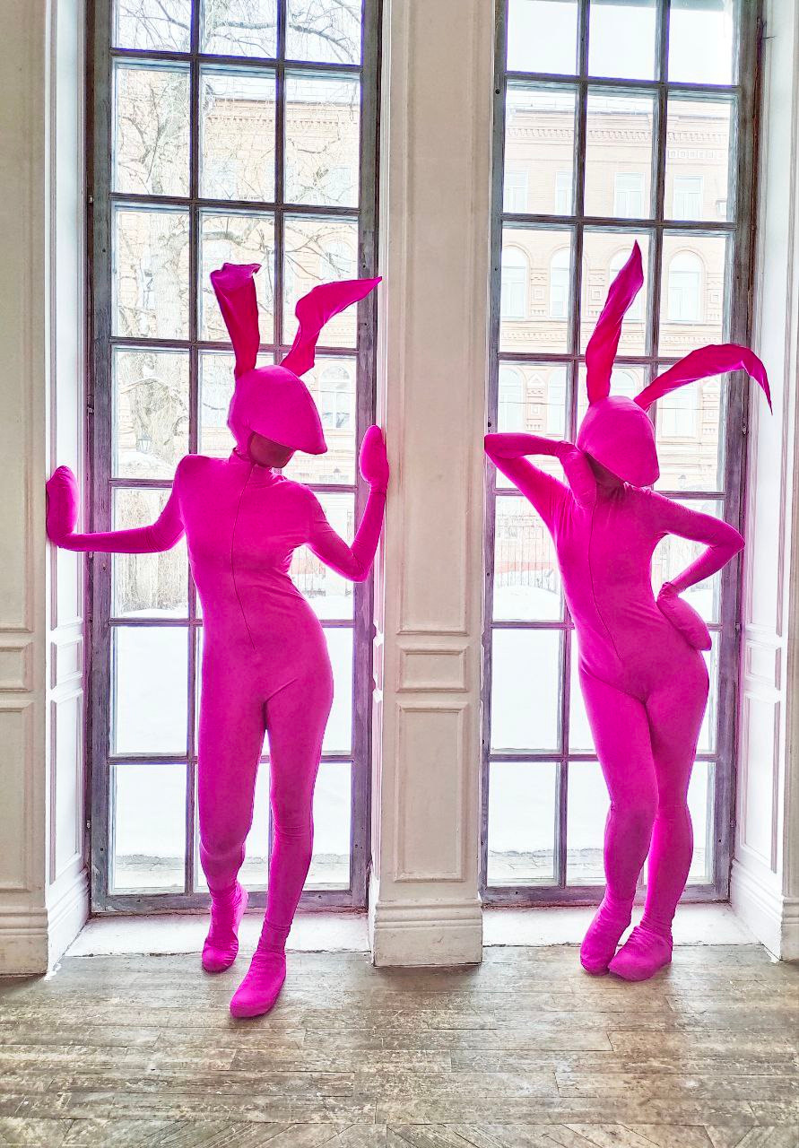 Две артистки в обтягивающих сексуальных костюмах зайчиков.