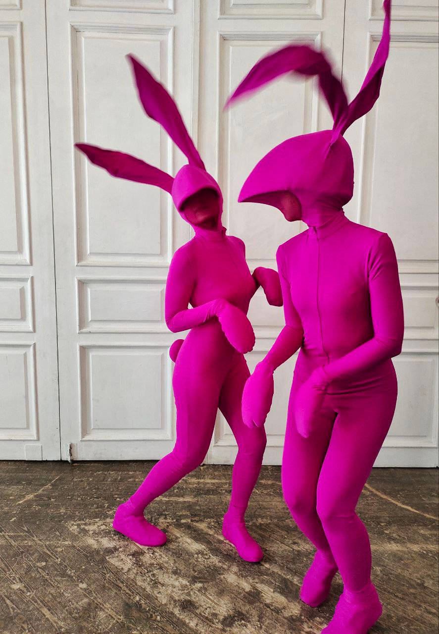 Девичьи формы в облегающем тело костюмах зайчиков на мероприятии. 