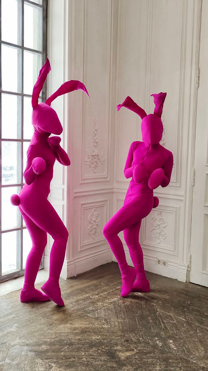 Соблазнительные обтягивающие костюмы на девушках в виде зайчиков на раусе.