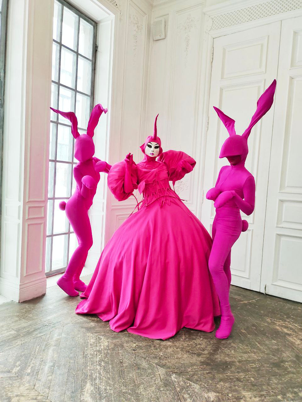 Мимы на встрече гостей в Москве стоят в роскошной усадьбе и позируют фотографу. 