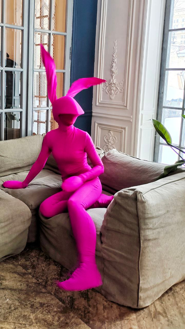 Агентство праздников пригласило милых и забавных мимов зайчиков на детский праздник.