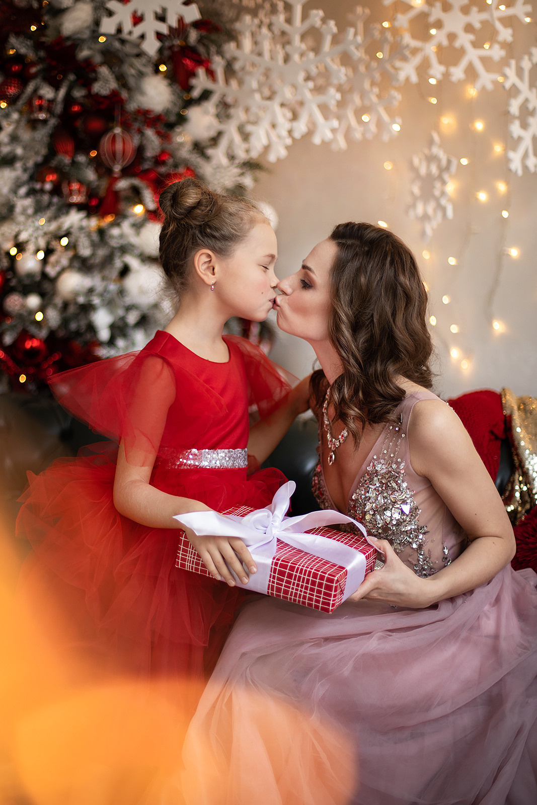 Мама с дочкой на студийной фотосессии перед новым годом.
