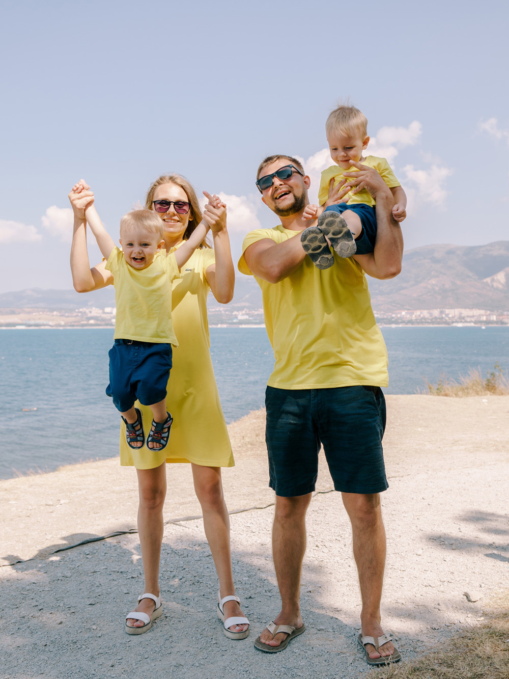 Классная семейная фотосессия на Толстом мысе в Геленджике
