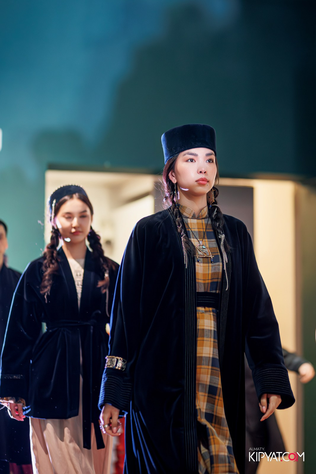 FASHION ПОКАЗ, КАЗАХСКОЙ НАЦИОНАЛЬНОЙ ОДЕЖДЫ. КИПЯТКОМ АЛМАТЫ!